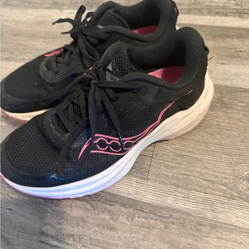 Saucony Women's running Shoes in Black and Pink - Picture 3 of 6